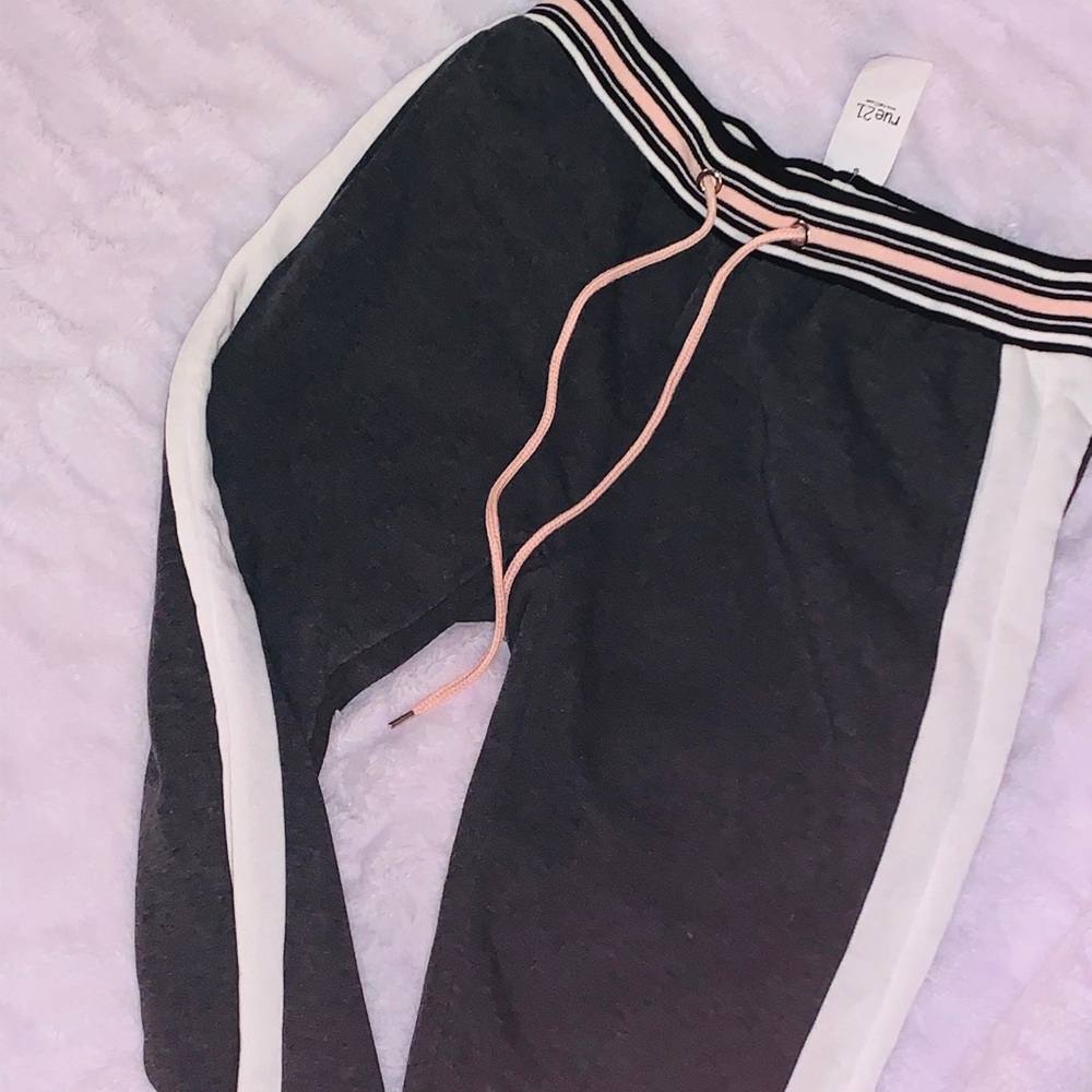 💕Gray and pink laced up joggers💕